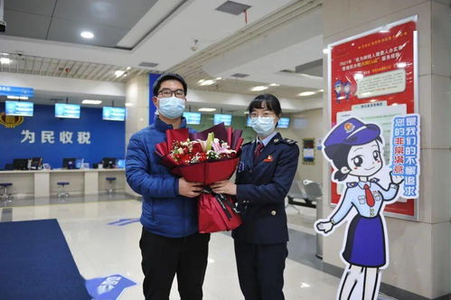 新年開工首日，洪山納稅人喜獲鮮花與商標代理禮包